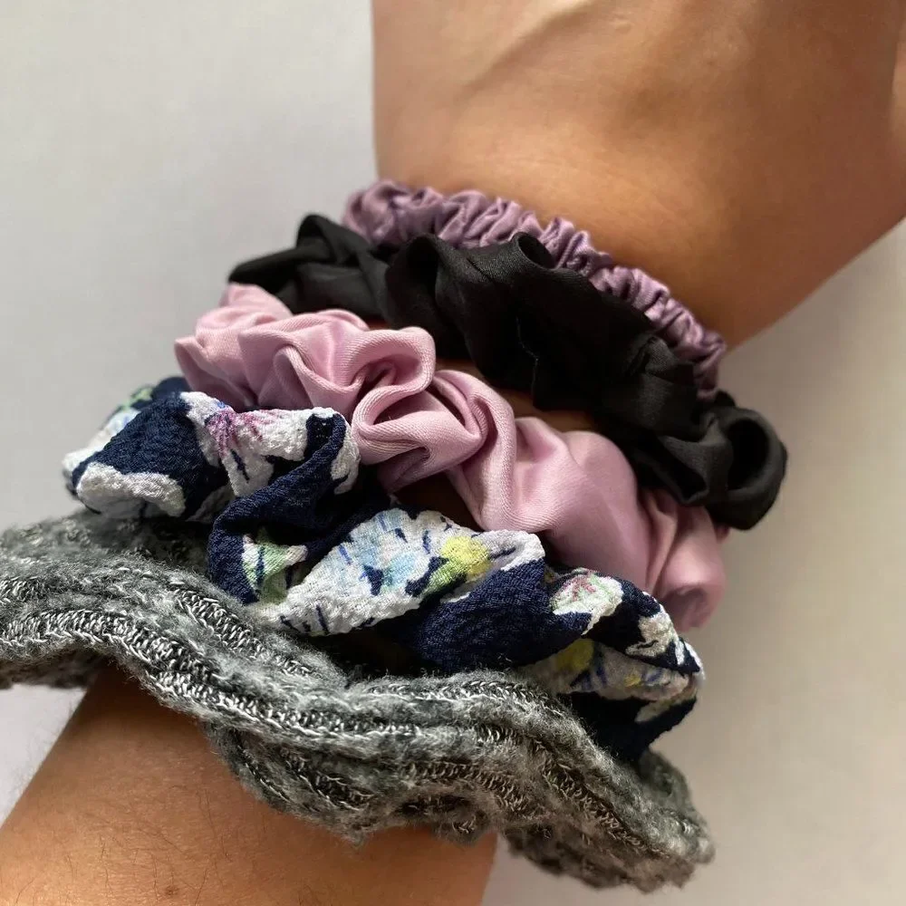 𝅺Set of 5 Scrunchies - Gray Purple Floral